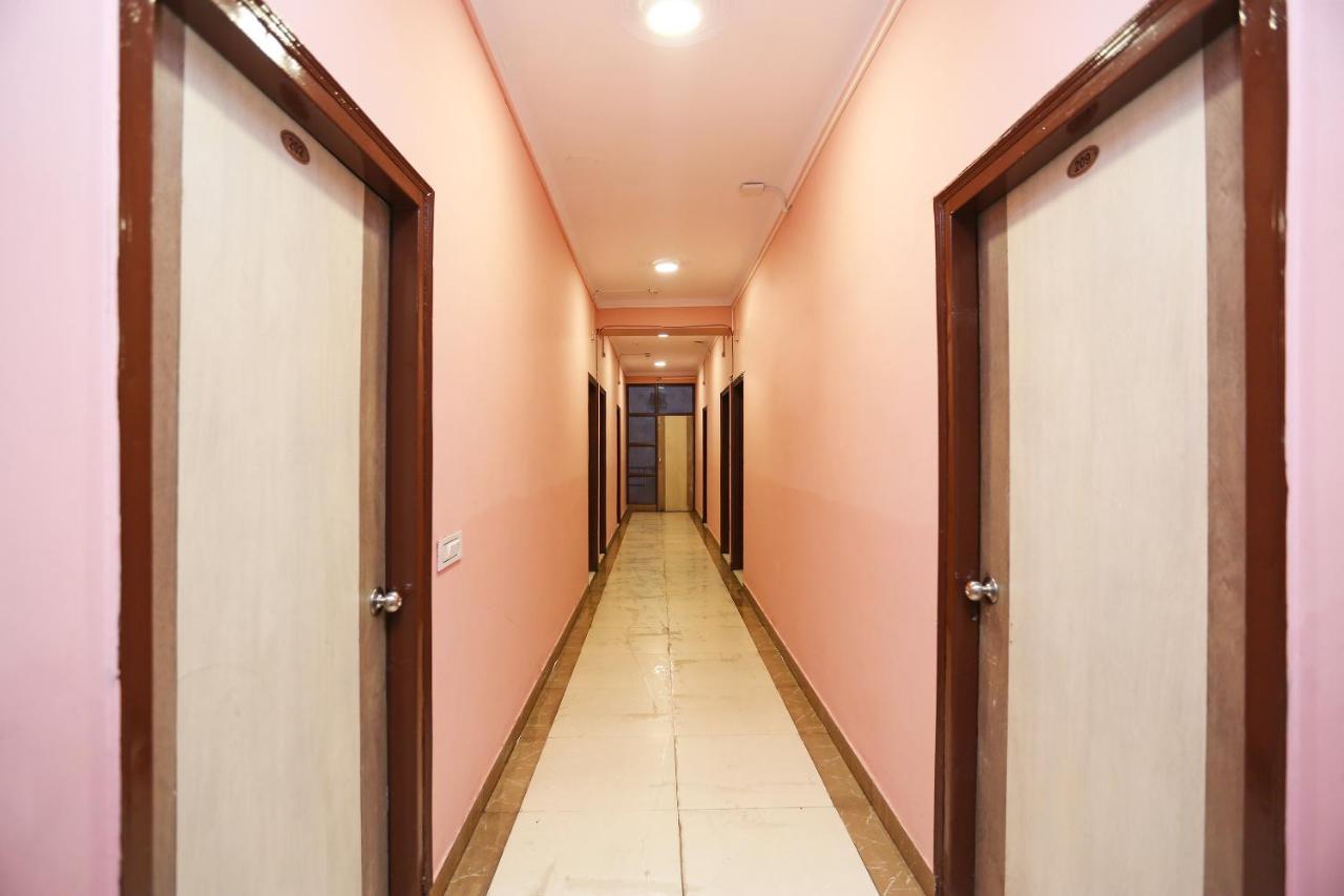 Oyo Flagship 14774 Sector 14 Gurgaon Hotel Exterior photo